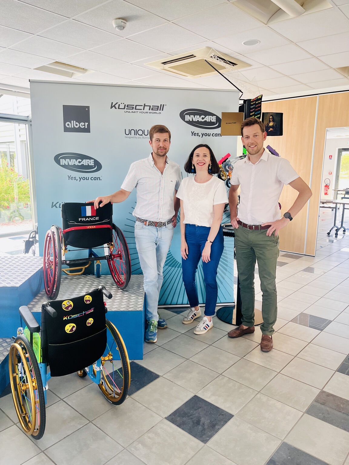 L’équipe de la collaboration Invacare entourée de fauteuils roulants personnalisés à Fondettes